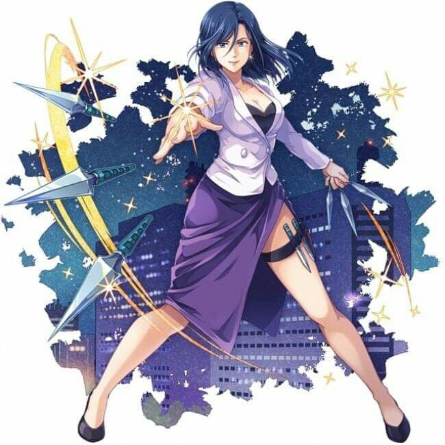 Sur l’image on voit Saeko Nogami en train de lancer des dagues shurikens par trois, dagues qu’elle porte à une ceinture autour de sa cuisse. Sa jupe est ouverte sur un côté. Il s’agit d’une image trouvée sur pinterest